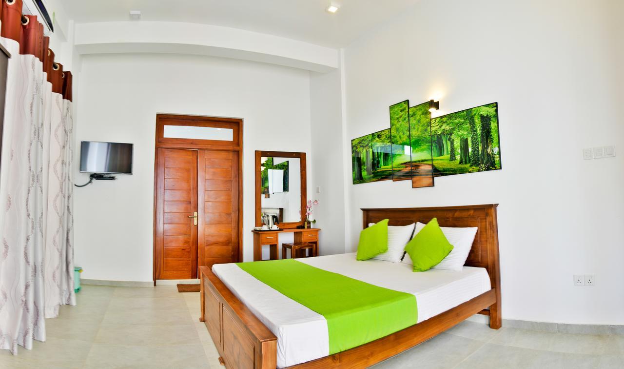 Rominrich Hotel Hikkaduwa Buitenkant foto